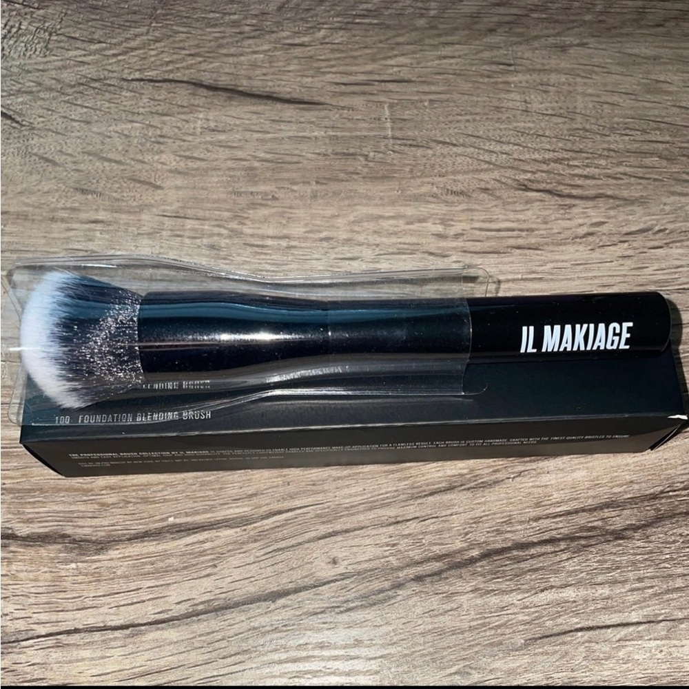 IL MAKIAGE Foundation Blending Brush - New In box
